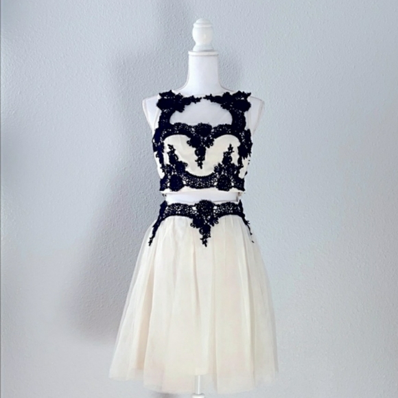 Elegant two piece dress - Picture 1 of 4